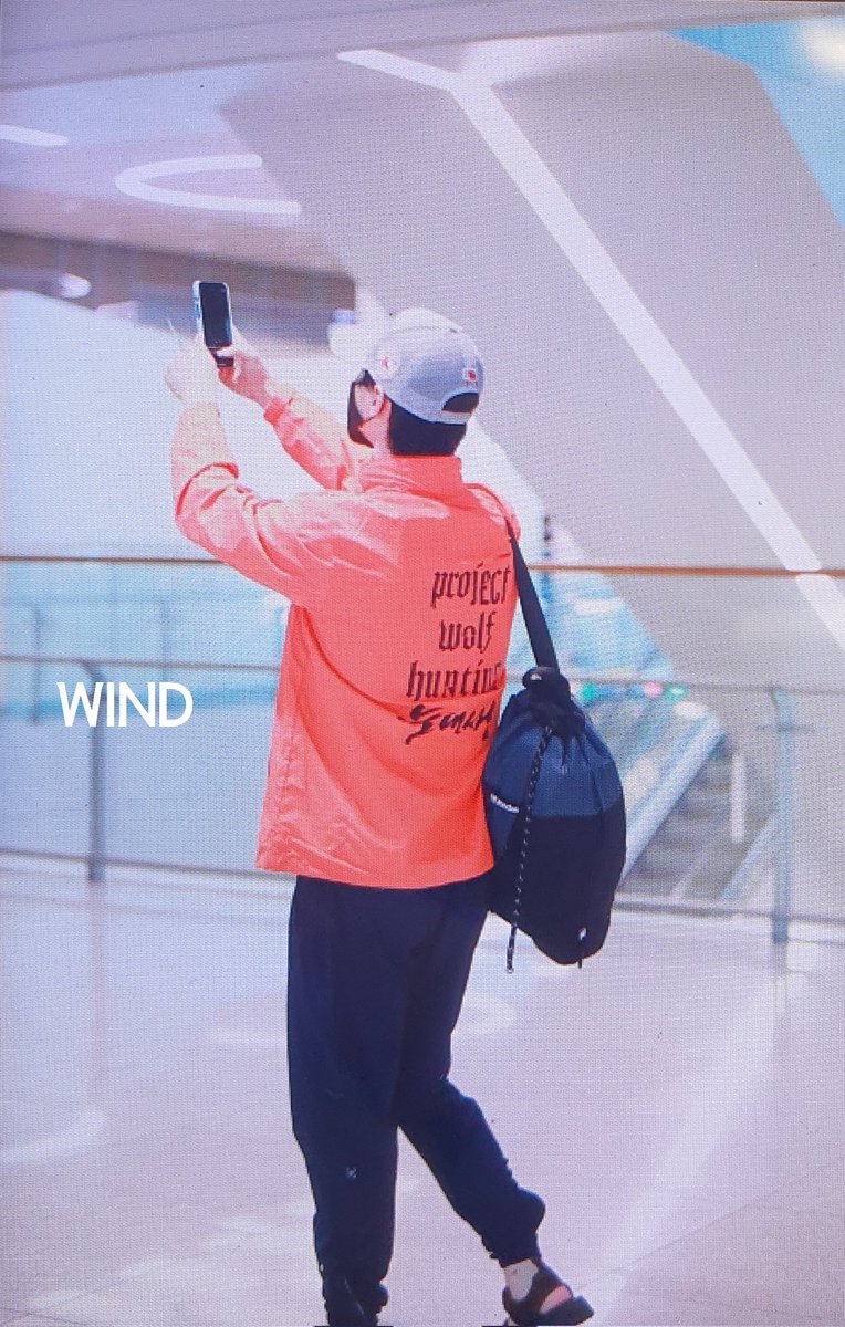 220918 인천공항입국 

기자들에게 둘러싸인채 입국장을 나가는 감독님과 배우들을 찍고있는 동윤..ㅋ 늑대사냥 굿즈 입고 스탭모드 중이신가봄 ㅋㅋ 횡단보도앞에서도 뒤돌아서 찍고있어서 나중에 정소민배우가 왜 거기 자연스럽게 있냐고 재밌어함 ㅋㅋ

#장동윤 #JANGDONGYOON #늑대사냥