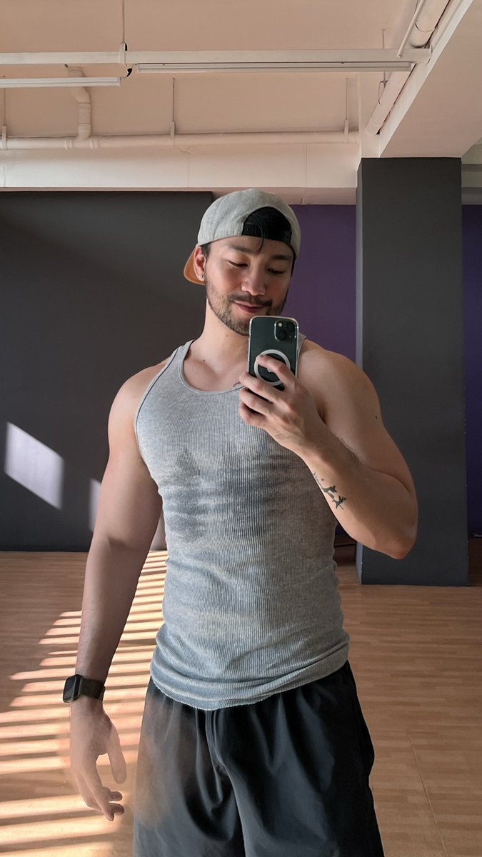 jefffsilog's tweet image. Same pose, different shirt 💩