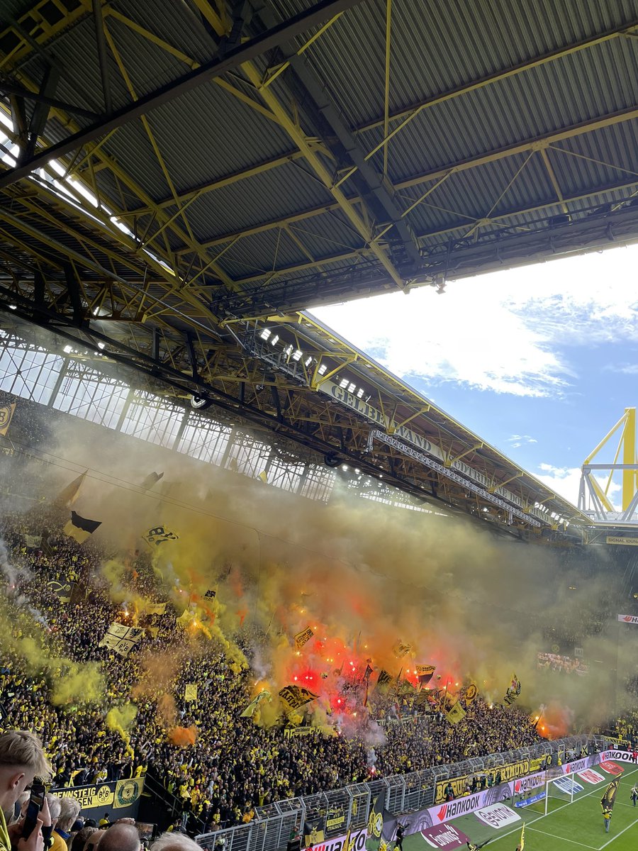 Daytona1909's tweet photo. Dann kam Moukoko… und der Rest ist Geschichte …🖤💛⚽️ #Derbysieger #bvbso4 https://t.co/JPpOC4dEAz
