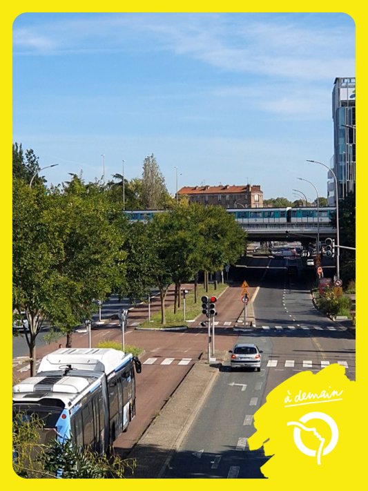 Bus_TVM's tweet photo. [#SEM2022] Le saviez-vous ? 💡 Le #BusTVM est en correspondance avec la @Ligne8_RATP à l’arrêt Créteil-Université !
#RATP pour @IDFmobilites https://t.co/NsK0962Hb1