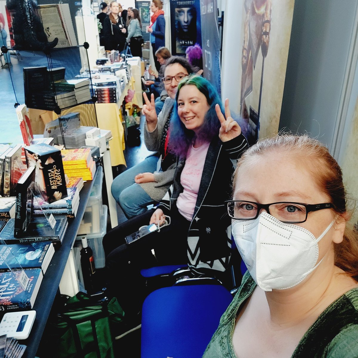 akkarschnick's tweet photo. Tag 2 der @BuchBerlinMesse kann dann losgehen am Stand der Nordlichtphantasten mit @HannaNolden und @MadeleinePuljic 🥰 https://t.co/yLmo8lmdZg