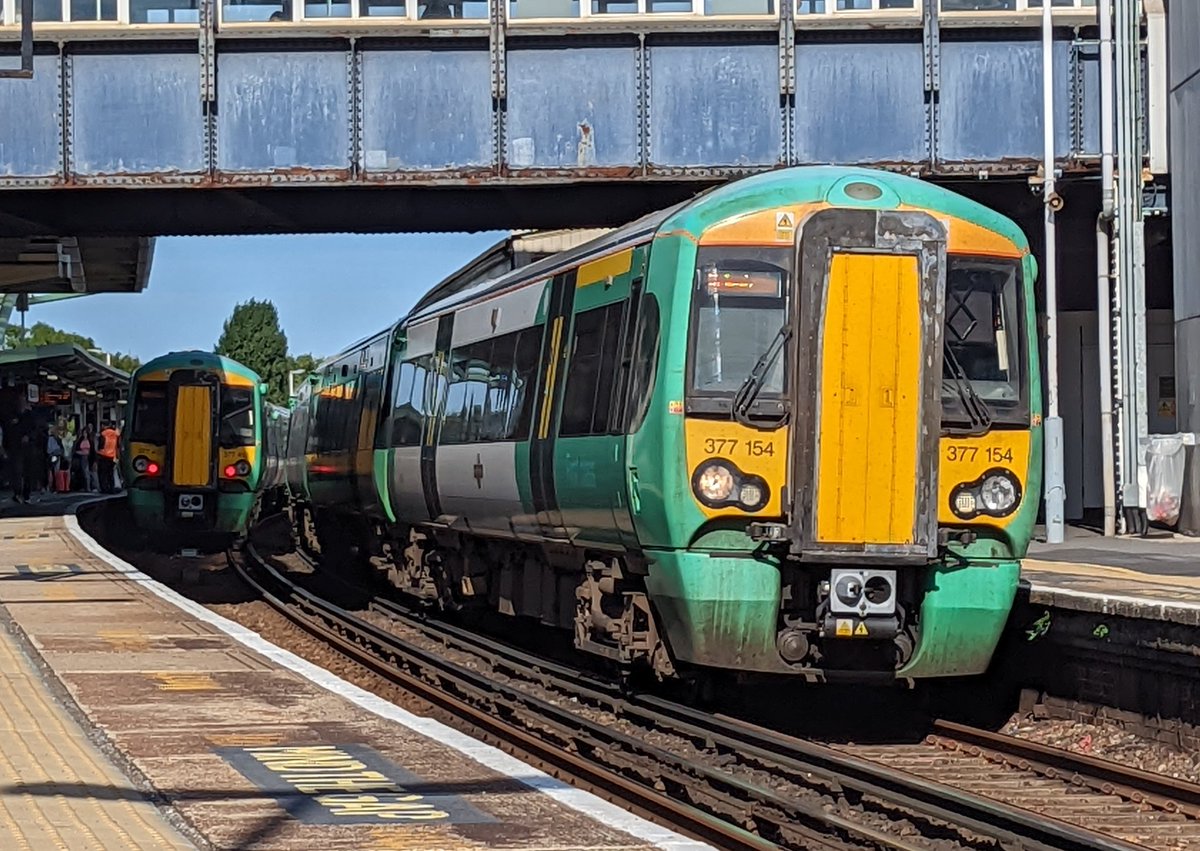 DownOnTheStour's tweet photo. Clapham Junction Scenes πΈ
Always something to see here regardless of when you visit. β‘
However I found it bizarre that no 458s came through whilst I was there π
#DispatchersOfTwitter #Railwayphotography #trainphotography #railwaytwitter #class377 #desiro #capitalstar https://t.co/4Tbsct33ab