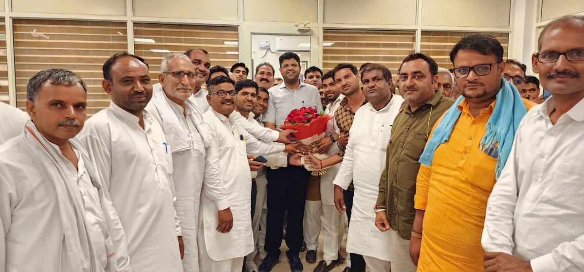 Dchautala's tweet photo. कलानौर, नांगल चौधरी और बवानीखेड़ा को उपमंडल का दर्जा दिए जाने पर वहां के सम्मानित साथियों, कार्यकर्ताओं ने मिल कर बधाई दी और आभार व्यक्त किया। सभी का अभिनंदन एवम स्वागत... https://t.co/ob2xW2Lo9Y
