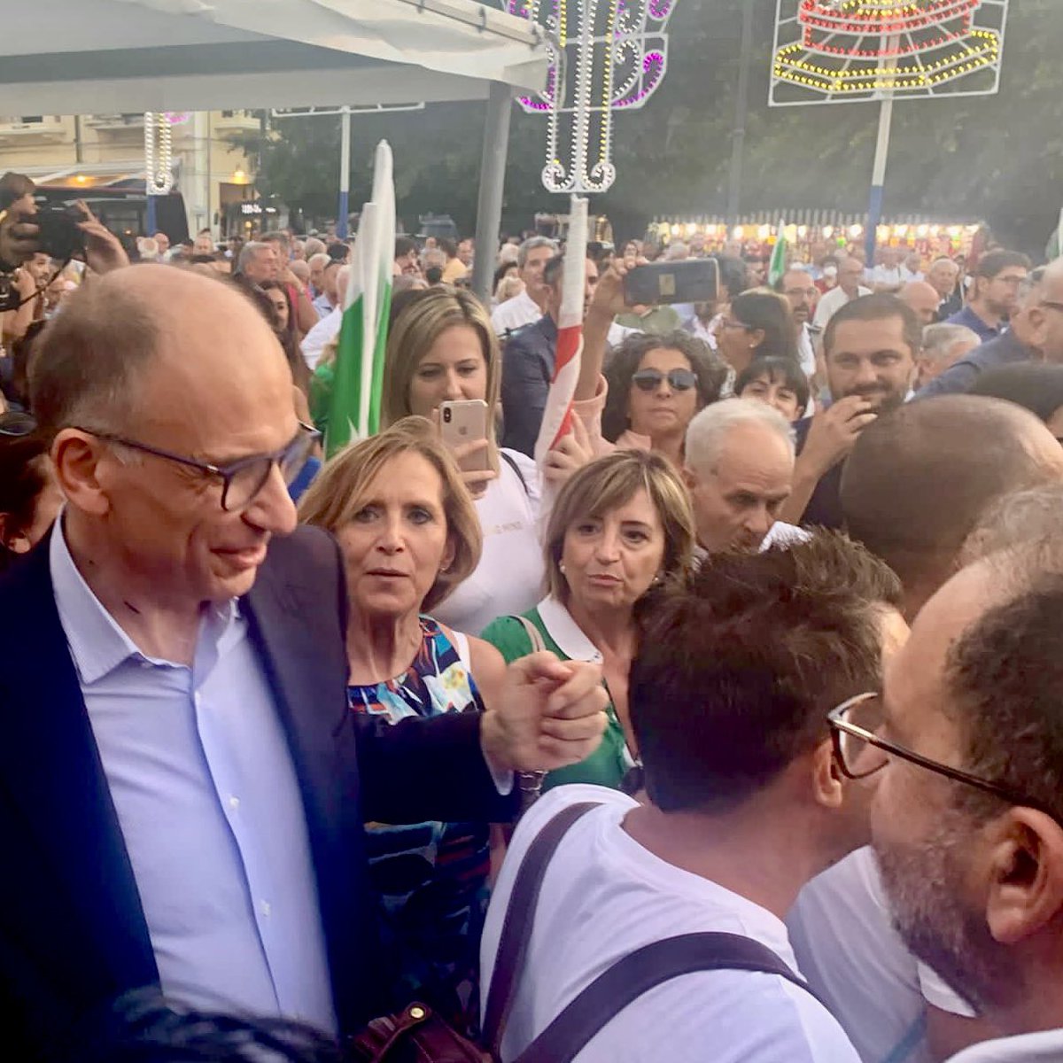 EnricoLetta's tweet photo. Ultima domenica di campagna elettorale. Verso Monza, dove saremo #insieme ai sindaci del #buongoverno del centrosinistra, con addosso la carica dell’affetto di elettori e militanti di Reggio Calabria. 

#25settembreVotoPd 
#Scegli https://t.co/kqazDNdPDM