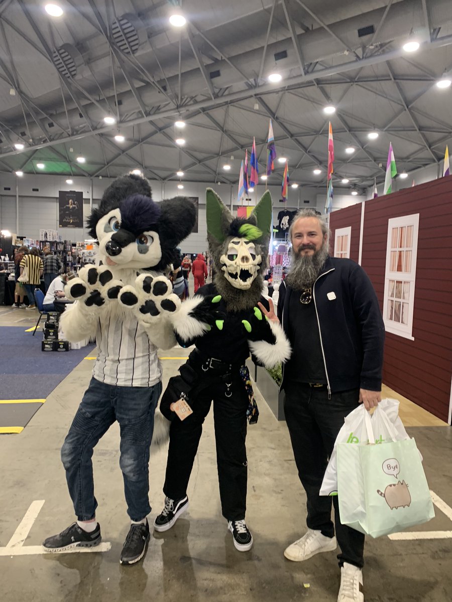Random post but I snuck down to #OzComicCon this afternoon to do my small part in supporting the event + local talent, artists &amp; creators. I bought a heap of awesome artwork, sculptures &amp; other cool creations - like a kid in a candy store! So many awesome outfits too ! #theCAT?👀