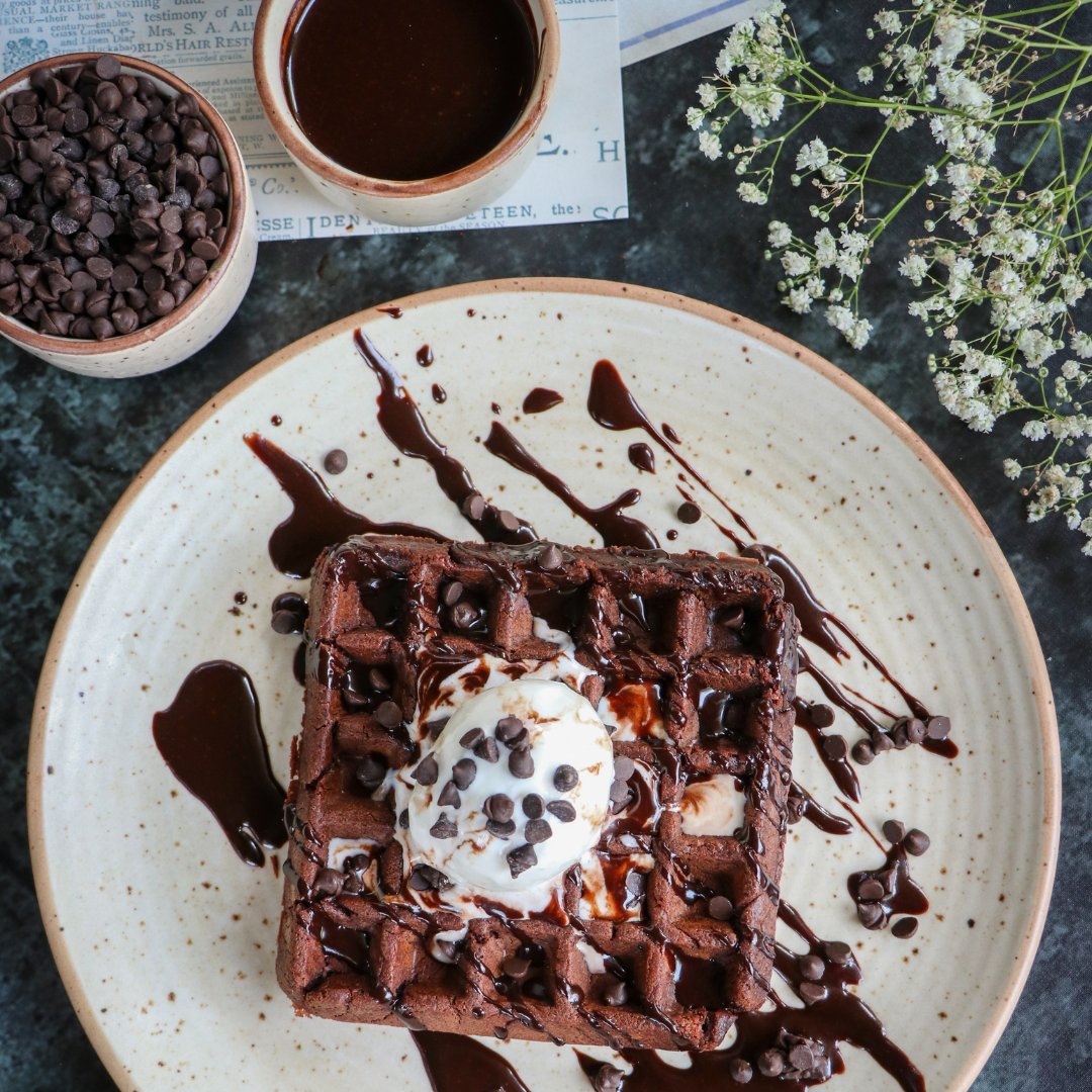 MittiCafe's tweet photo. #ChocolateChipWaffle
What an ideal Sunday should look like!🤗 
-100% Gluten free waffles prepared with organic oats flour, flaxseed flour &amp; khandsari sugar
-Topped with natural chocolate chips, homemade chocolate ganache &amp; ice cream (free from vegetable oils) 
#MittiCafe #Indore https://t.co/FKmtcELFPy