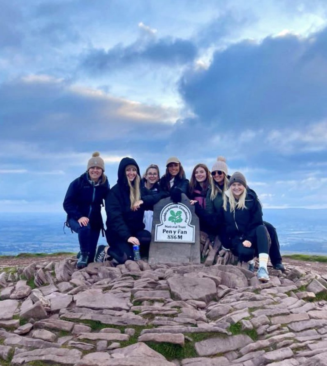 ResWomensAfc's tweet photo. Some of our girls were feeling energetic this morning sunrise walk up Pen Y Fan. 💚🖤
#views #teamrez https://t.co/J3u7sZ63P1