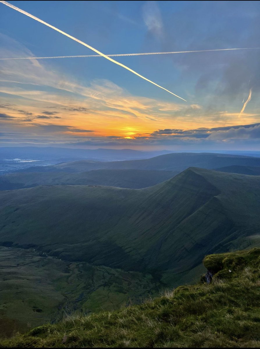 ResWomensAfc's tweet photo. Some of our girls were feeling energetic this morning sunrise walk up Pen Y Fan. 💚🖤
#views #teamrez https://t.co/J3u7sZ63P1