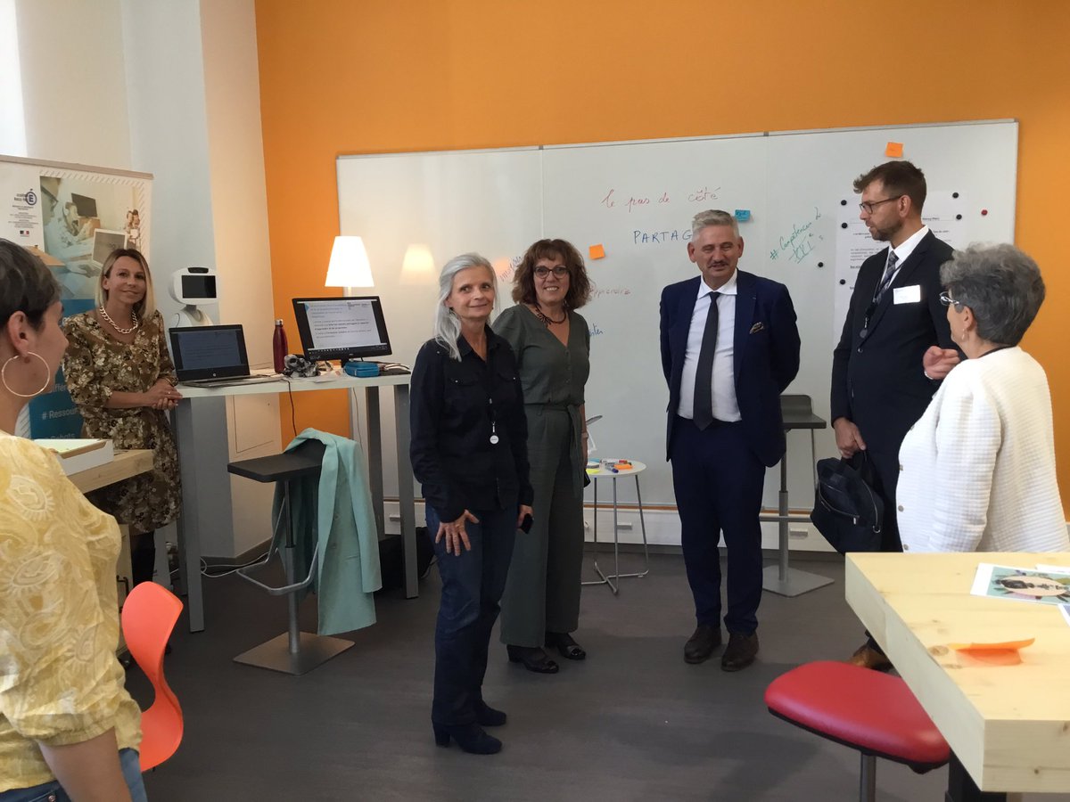 dane_nancy_metz's tweet photo. Visite du recteur de la @RA_GrandEst et de l'@acnancymetz, @RLaganier, au Lab académique. Échanges sur les projets présentés par la DANE lors des #JEP2022 : programme national TED-i de @Edu_Num, bien-être scolaire, #recherche, #programmation, #ErasmusPlus, #VR... https://t.co/KWXHTK624c
