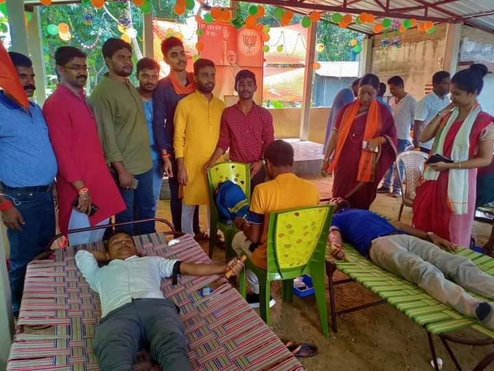 বিশ্ববরেণ্য,লোকপ্রিয় নেতা,সর্বকালের জনপ্রিয় প্রধানমন্ত্রী শ্রী নরেন্দ্র মোদী জীর জন্মদিবস উপলক্ষে জেলা অফিসে রক্তদান শিবির করা হলো।।
#HappyBdayModiji <a href="/narendramodi/">Narendra Modi</a> <a href="/PMOIndia/">PMO India</a>