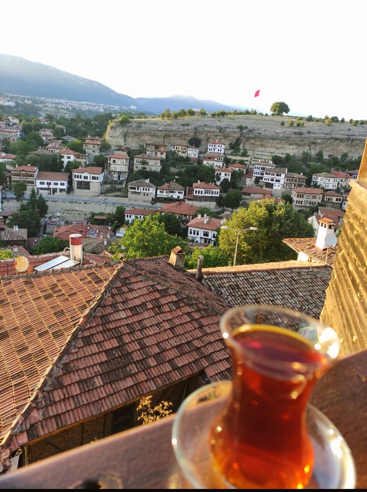 Güzel bir yerde mis gibi hava sıcacık çay çok şükür bu günümüze.