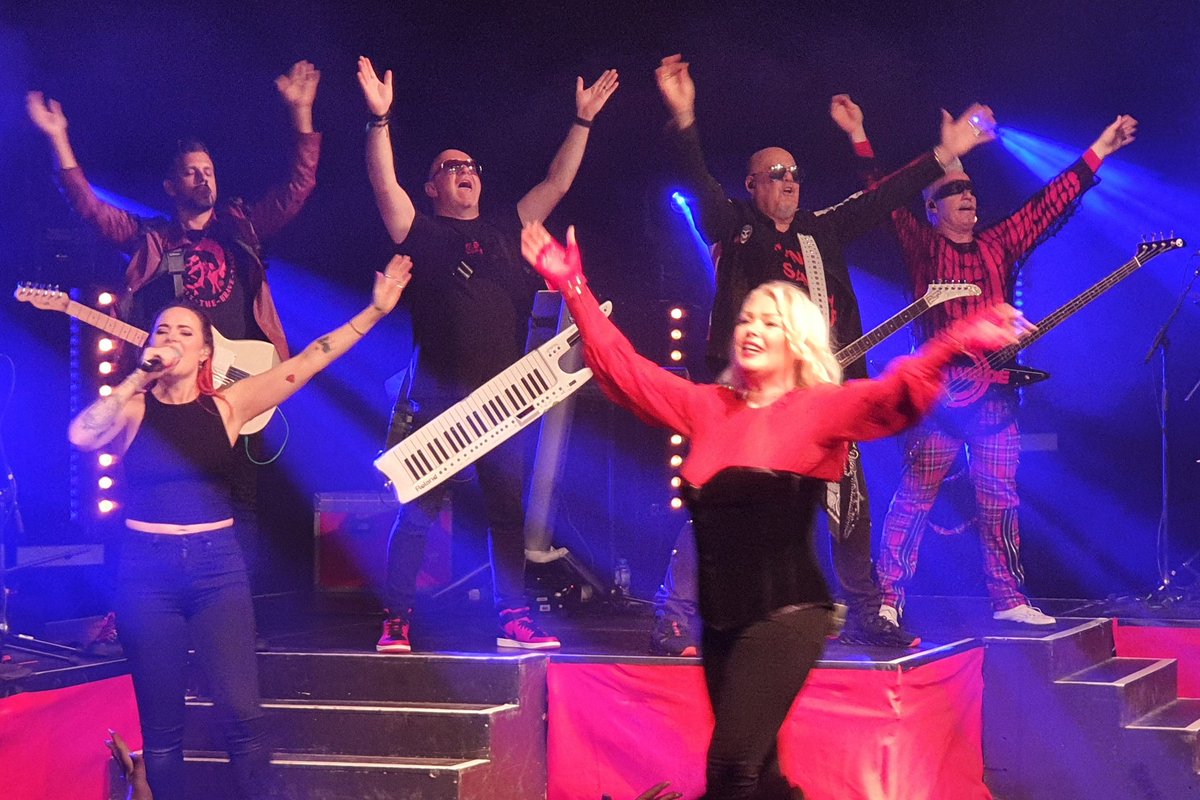 Hard to believe we bought tickets for this tour in November 2019. Finally last night, we all got to sing along again....whoooah! <a href="/kimwilde/">Kim Wilde👽</a> <a href="/Wildericky/">Ricky Wilde 🎶🇺🇦</a> <a href="/scarlettwilde/">SCARLETT WILDE</a> #KimWilde #GreatestHits