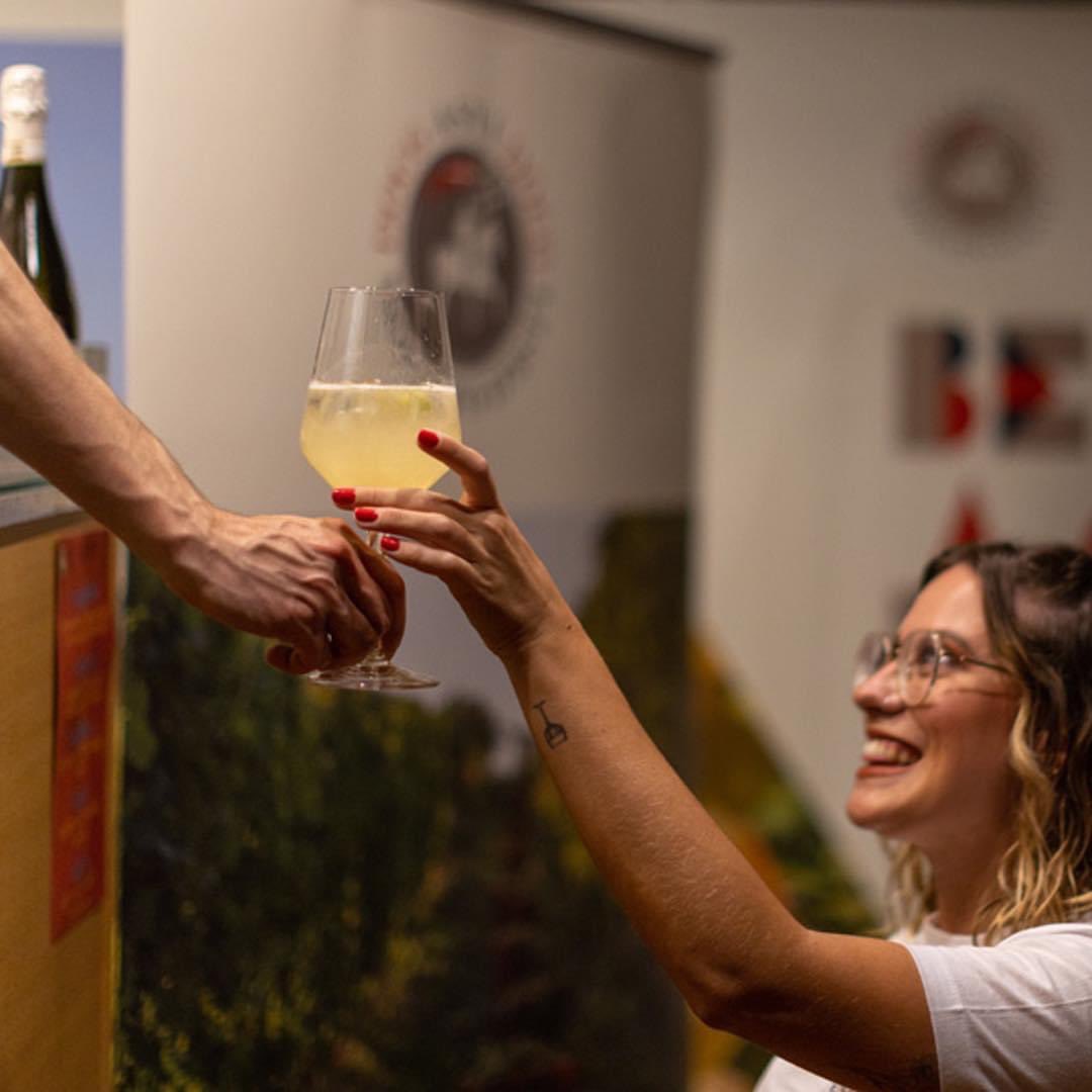Stasera la Douja d’Or vi aspetta nel centro di Asti per festeggiare insieme la fine di questa 56a edizione. Ad attendervi un ricco programma E poi…si brinda fino all’ultimo calice! 🥂
Programma completo qui: doujador.it/wp-content/upl…
#doujador2022