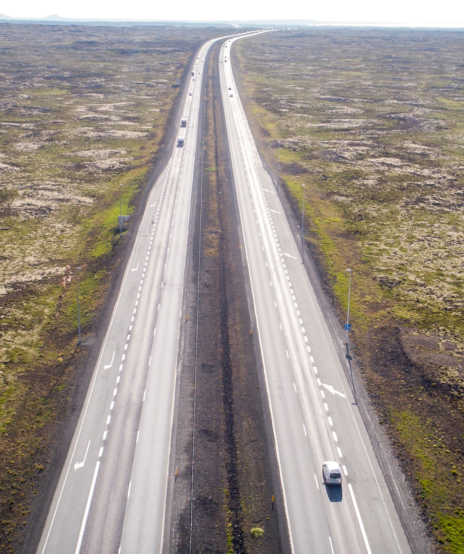 Hey flott landræma sem þú ert með þarna á milli akbrautanna... það væri synd ef að einhver myndi nota þetta undir skilvirkar almenningssamgöngur.