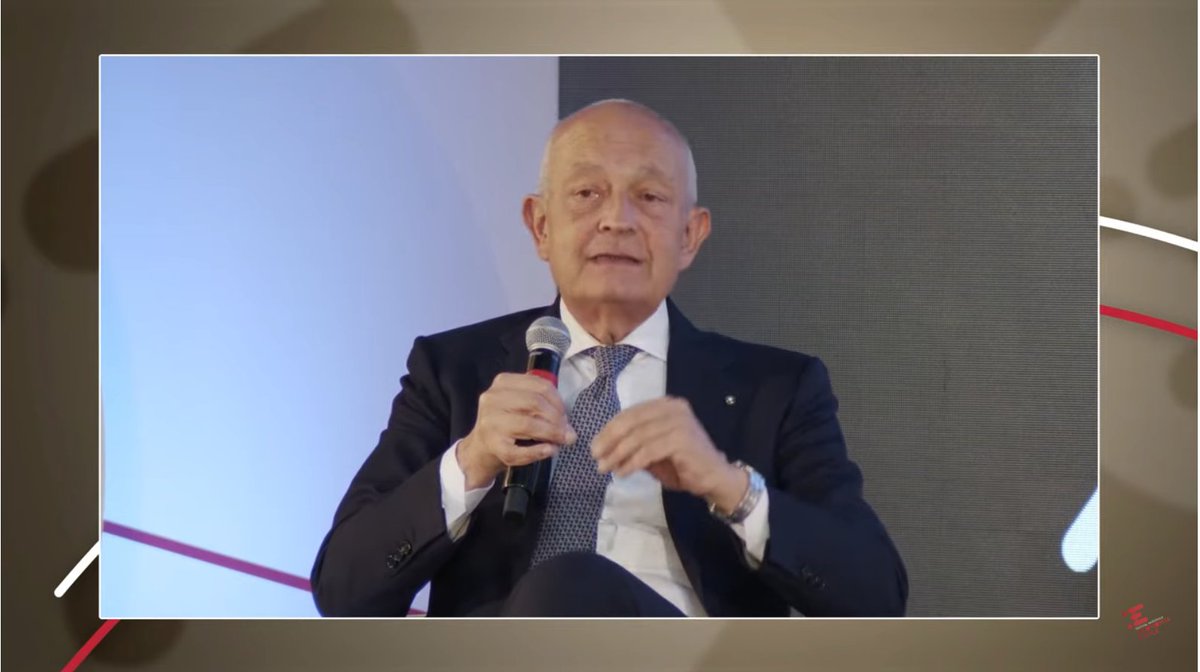 NeXteconomia's tweet photo. Augusto Dell'Erba pres. @FedercasseBCC: in questi anni diversi istituti bancari si sono trovati nella condizione di far uscire persone ancora in età di lavoro, noi siamo riusciti a evitarlo. Anche per questo abbiamo maturato una forte credibilità @fnecfestival #FNEC22 https://t.co/brYsFBo68V