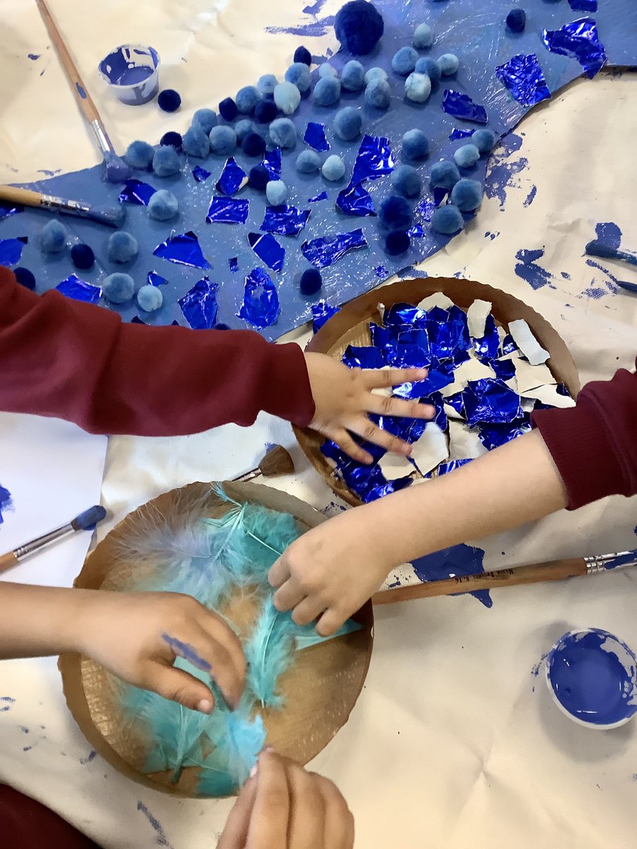 MissBTeaches_'s tweet image. Good morning! Today I’d like to share the reading river constructed by my little Reception Jelly Beans. They explored and handled a variety of materials as well as developing something that will enable them to share and reflect on their journey of reading.