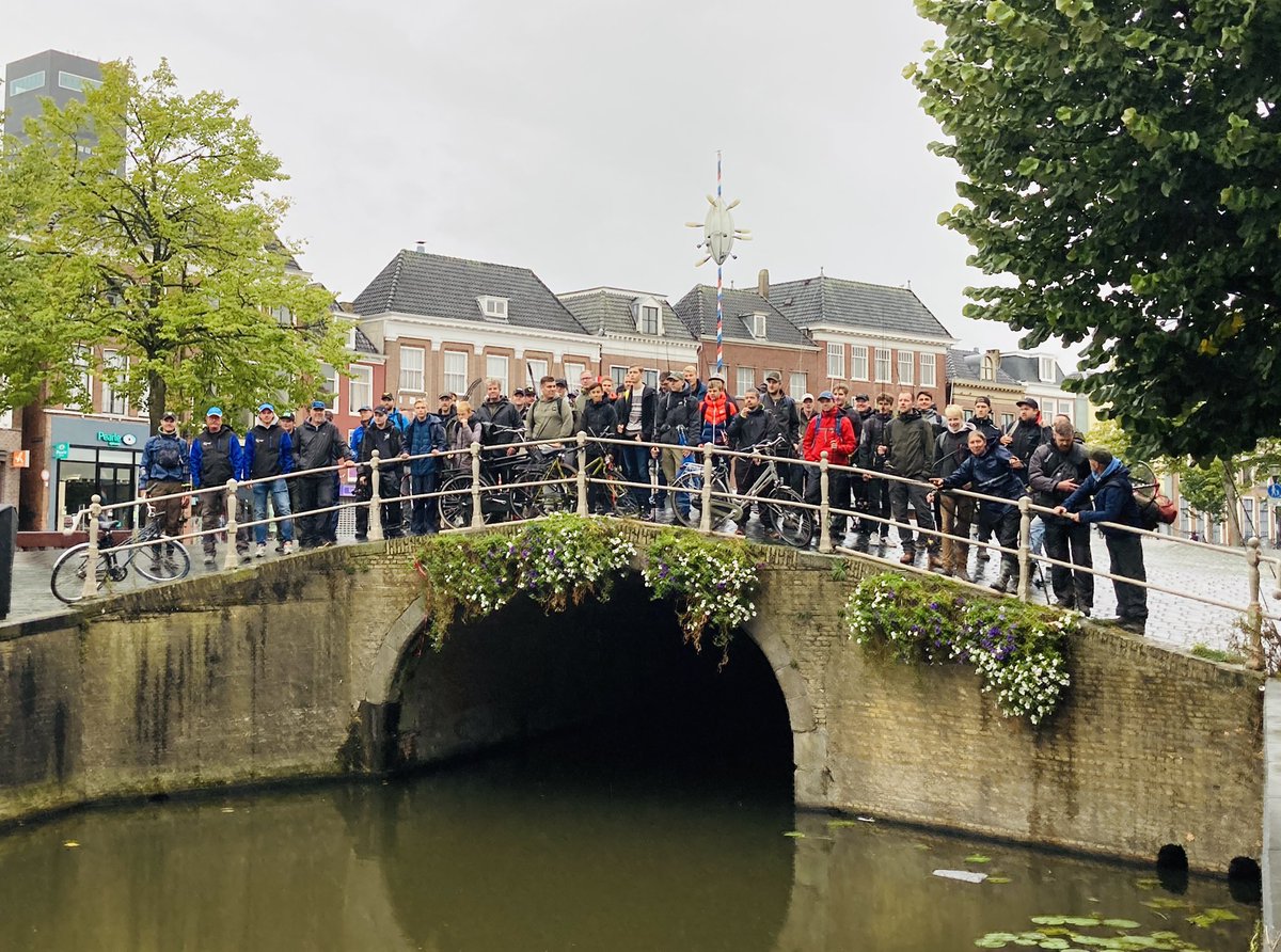 Om 10 uur is het FK Streetfishing in Leeuwarden van start gegaan. 24 Koppels strijden om de titel en om plaatsing voor het NK in Zwolle. Na de groepsfoto verdeelden de 48 sportvissers zich over de binnenstad. Om 15 uur verzamelen de mannen en vrouwen zich weer bij de Stadswaag.