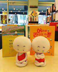 asian_futures's tweet photo. It seems there were dolls too (2017)...
Pictures by #좋은날의책방 library and #어공
#Buddhism #Chinese #Korean #comicbooks #manhwa #manga #Korea #China #monk #sunim #스님 #엉뚱발랄동자승마음일기 #어라의라이프카툰 #담앤북스 #만화 #불교 https://t.co/Ur8v3QnxoJ
