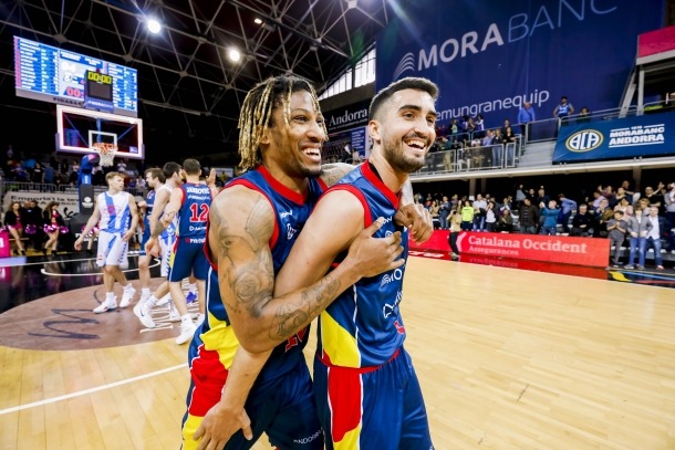 morabancandorra's tweet photo. ☝️🏀🔝
Cap a les 22h30 un portarà penjant una medalla d'or i l'altre de plata.

🙋 @andrewalbicy @jaimefb44 

#Eurobasket2022 #MaiPor https://t.co/1gBF56AsLN