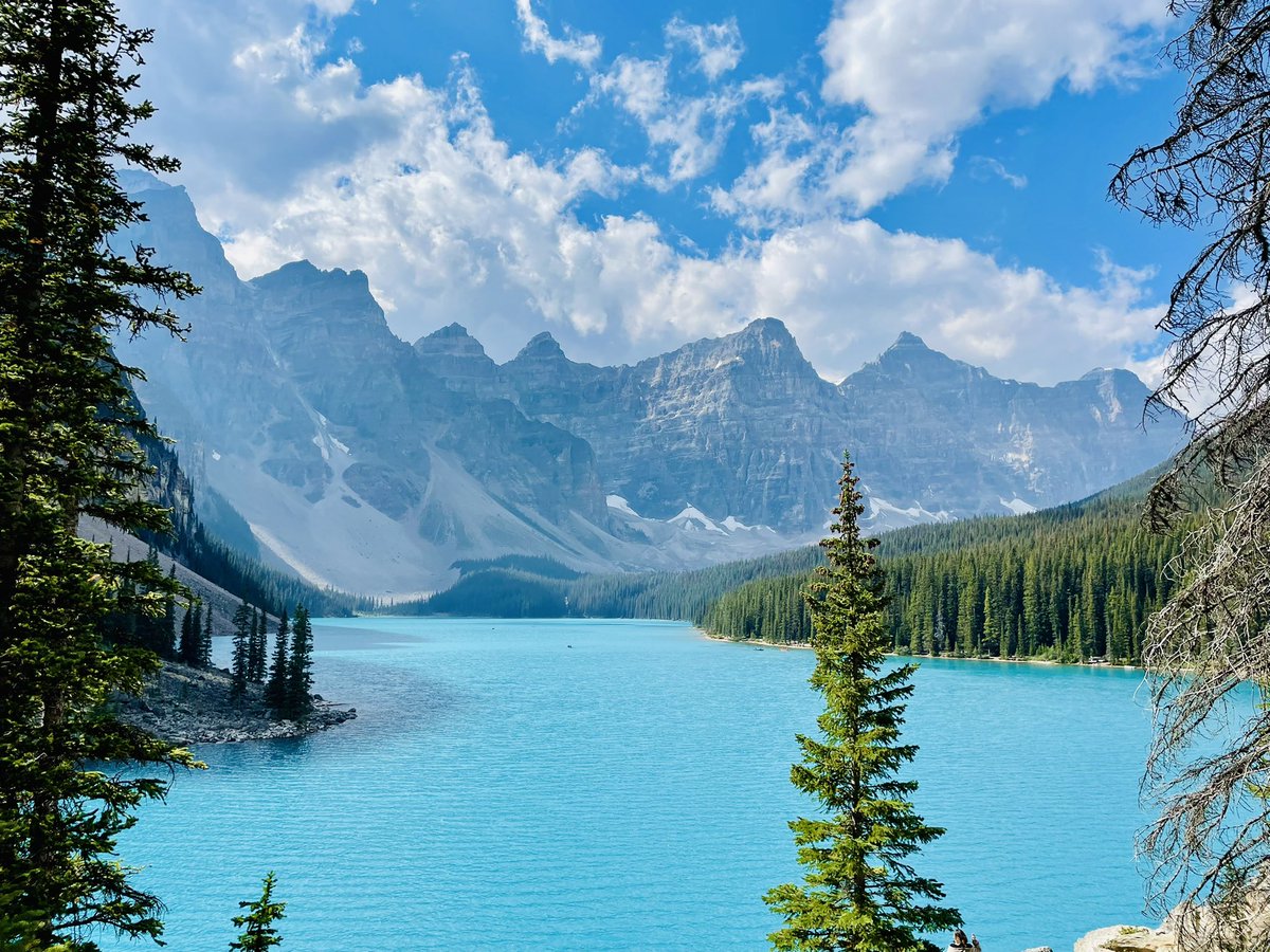 MissTravel91's tweet photo. Lake Louise et Lake Moraine 🇨🇦🐻🍁 #canada #travel #visitalberta https://t.co/kC49SVRXwR