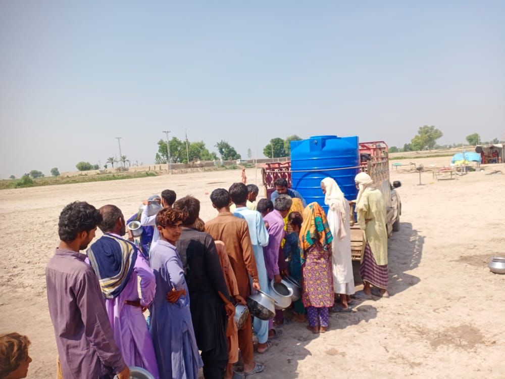 TCFPak's tweet photo. Through its Aab-e-Rehmat Programme (Clean Drinking Water Initiative), TCF is providing clean drinking water to an estimated 3,000 people per day in flood-affected areas via its mobile unit.

Please continue with your support at: https://t.co/POKRP73DTV https://t.co/681rebKZPt