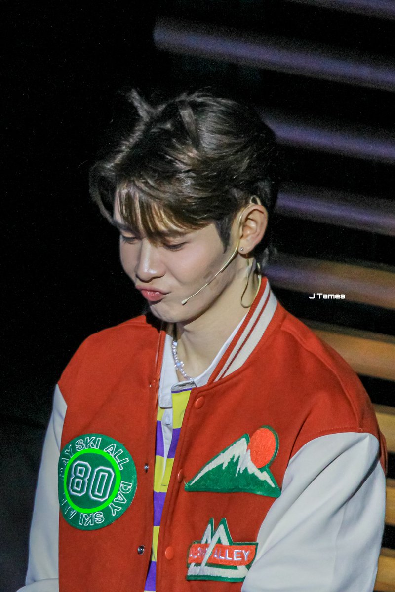 JETAMES99's tweet photo. Meow Meow 😽

#OnTutorWayConcert
#JamesSu #JamesSuPhoto https://t.co/BzvS1sFyjm