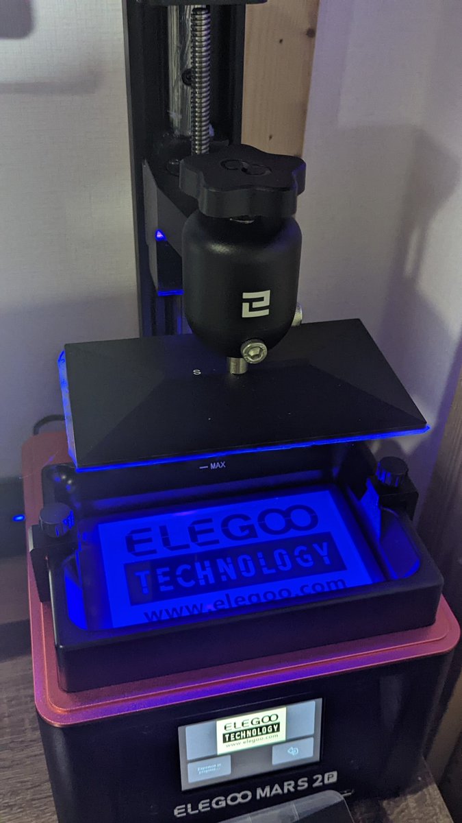 aEsCbAn6tlnfpZS's tweet photo. やっと3Dプリンター完了！
UVライトの発行がかっこいい！
ワクワクです。
#3Dプリンター 
#mars2pro https://t.co/vwkrSCRgxJ