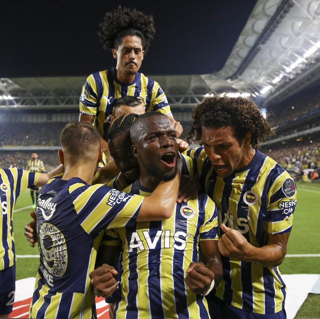 Fenerimde fenerim ehehehe <a href="/Fenerbahce/">Fenerbahçe SK</a> <a href="/1907FBD/">1907 Fenerbahçe Derneği</a>
