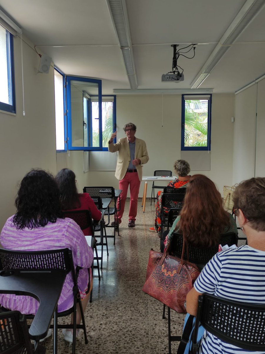 Finalmente se encarga Juan Bolea del taller de escritura exprés y de lanzar la propuesta para el concurso. #románticaOrpesa