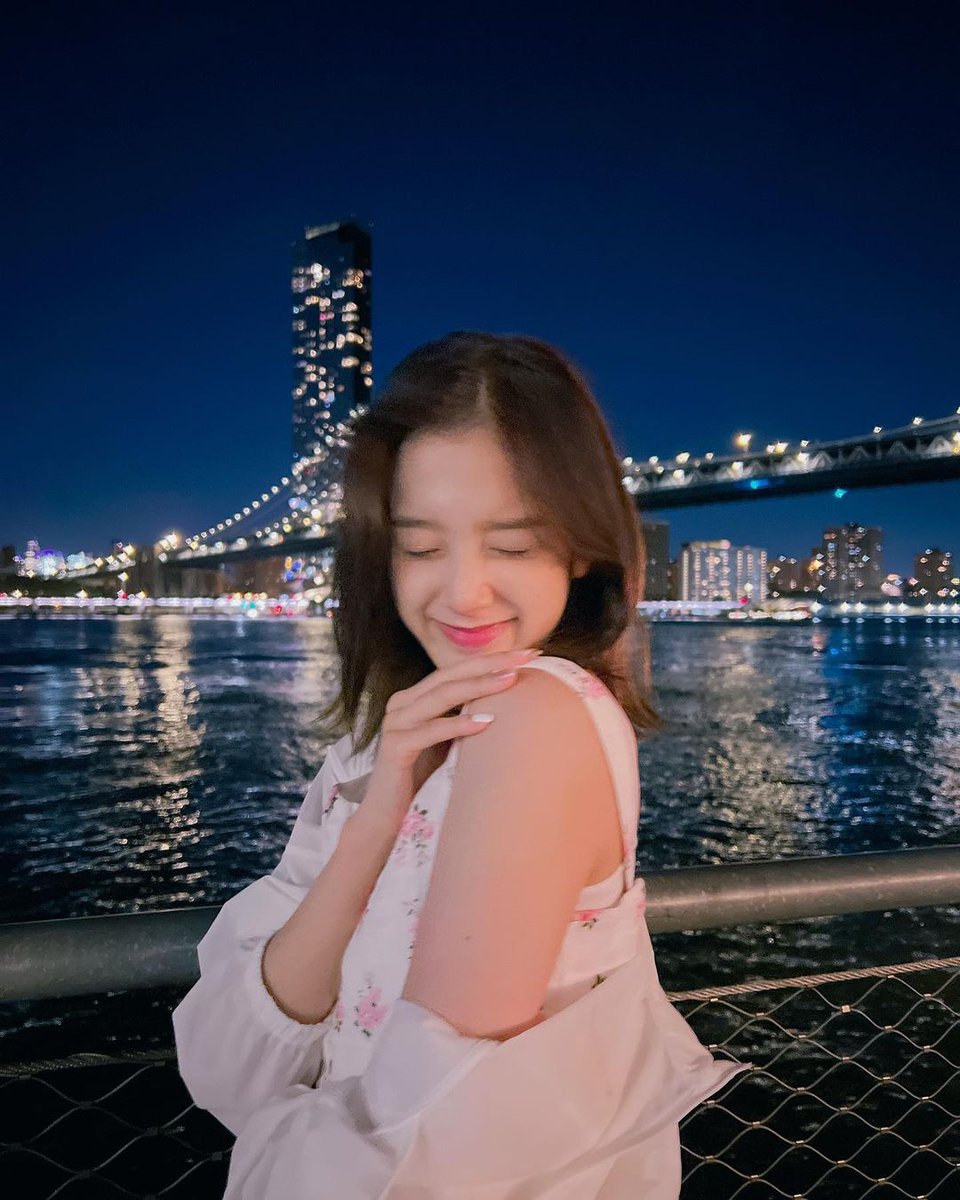 Yeeunaire's tweet photo. New York at night give such an alluring sight. It wasn’t so much that I thought there was nowhere to go, in this huge city; but with so many places to go, where were you supposed to begin? 🌃🤍 https://t.co/Cmzzk33EwZ