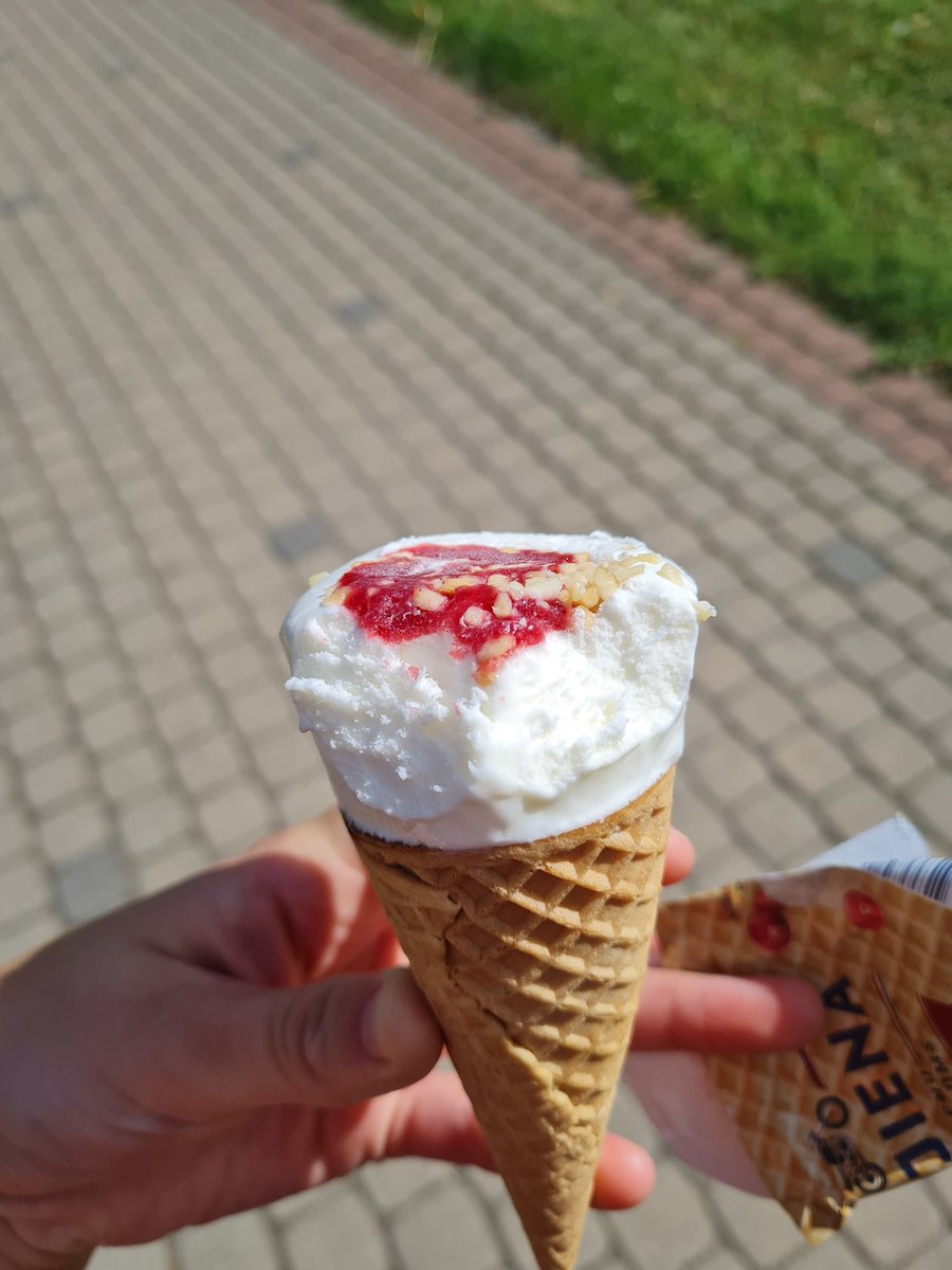 sal4uks's tweet photo. Reti kas ir nostaļģiskāks par rūjienas dzērveņu konusiņu. Reti kas arī ir labāks par to. Balanss no dzērvenes, dīvainie rieksti virspusē un laba vafele tekstūrai un svarīgākais- šokolāde konusiņa apakšā. Man pietrūkst iepriekšējais iepakojums. €0.69, 4.7/5, #teamkonusiņš https://t.co/kVcdyYdIlD