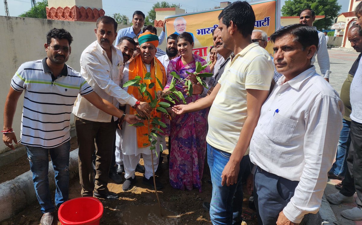 AdvDeshbandhu's tweet photo. भारतीय जनता पार्टी राजसमन्द के कार्यालय पर केन्द्रीय मंत्री #श्रीअर्जुनराम_जी_मेघवाल का भाजपा जिलाध्यक्ष #श्री मान सिंह जी_बारहठ के नेतृत्व में पगड़ी, उपरणा  भेंट कर स्वागत.... सम्मान किया एवं मोदी जी के जन्मदिवस पर #सेवा_पखवाड़ा के अन्तर्गत पार्टी कार्यालय पर पौधारोपण किया गया.. https://t.co/D5PWottMx7