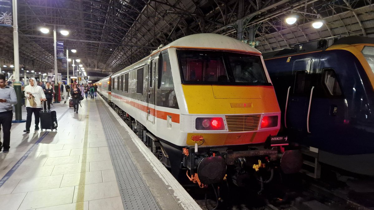 86s and Mk2s on service trains in 2022. Who'd of imagined it. Plus a 90 thrown in for good measure #intercity #class86 #cans #lesross #class90