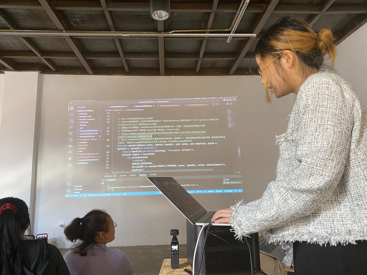 YeDN93's tweet photo. #iweb #womenbuidl 
Coding老师太可爱了！
We code it! 
We made it!

@womenbuidl https://t.co/dIPCCRMRCK