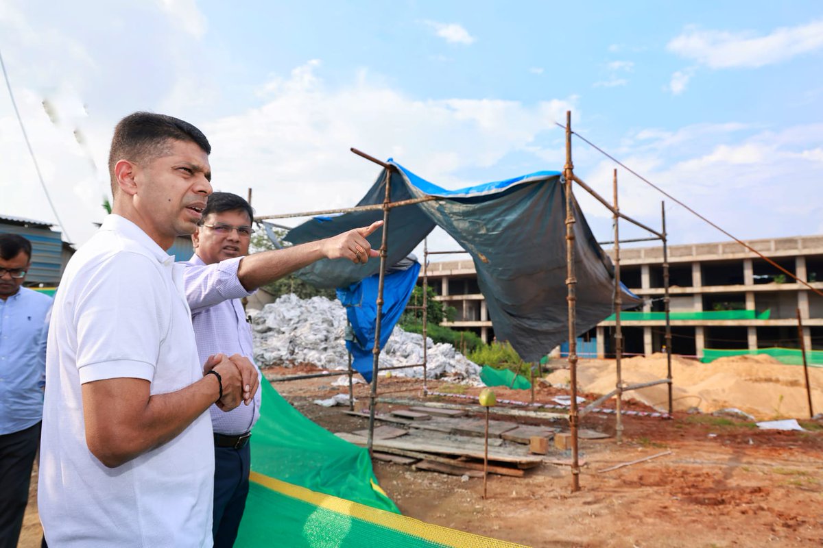 Vkpandianfancl1's tweet photo. ମୁଖ୍ୟମନ୍ତ୍ରୀ ଙ୍କ ନିର୍ଦେଶ ରେ ମୁଖ୍ୟମନ୍ତ୍ରୀ ଙ୍କ ସଚିବ  ( 5T ) ଶ୍ରୀ ଭିକେ ପାଣ୍ଡିଆନ ଆଜି ଅପରାହ୍ନରେ  ବରମୁଣ୍ଡା ଯାଇ ISBT ଓ ବସ  ଡିପୋ କାମର  ଅଗ୍ରଗତି  ସମୀକ୍ଷା  କରିଥିଲେ . ଆସନ୍ତା ମାର୍ଚ୍ଚ 2023 ସୁଦ୍ଧା ISBT କାମ  ଶେଷ  କରିବାକୁ  ସେ ନିର୍ଦେଶ ଦେଇଥିଲେ. https://t.co/e4q5DgpWPt