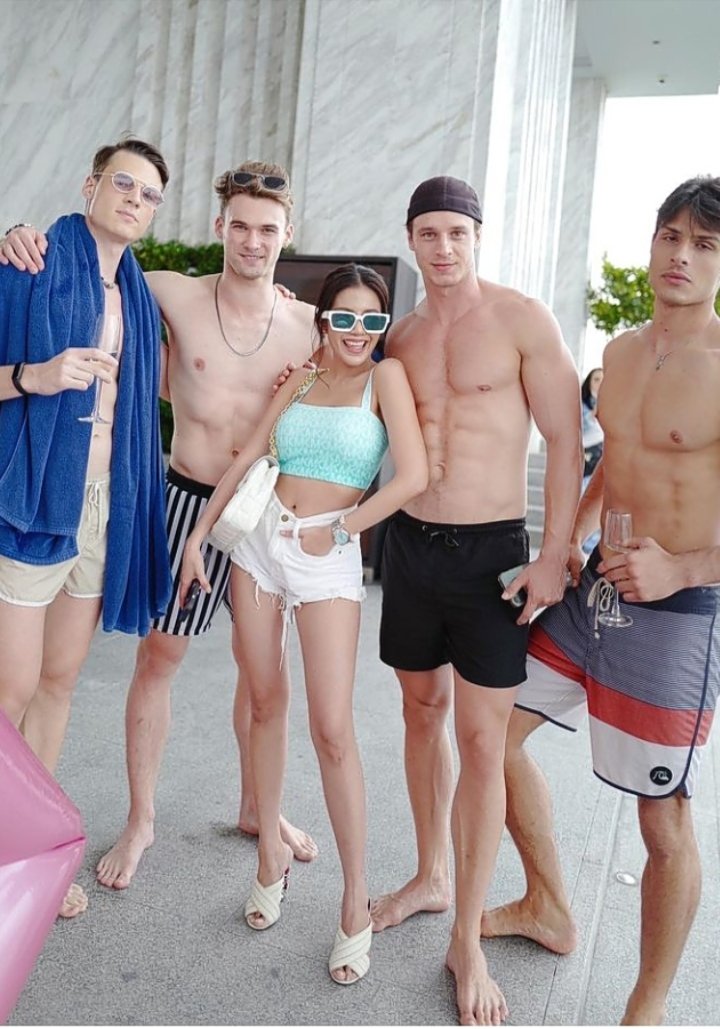 Saiko56987880's tweet photo. เราก็คนร���กหญ้าแค่มีเงินเติมเนตก็บุญหัวแล้วยิ่งตั้งแต่โควิดรอดมาได้ก็ถือว่าดีแล้ว แต่มาดูพวกนี้กูรู้สึกยังไงไม่รู้ ไม่รู้จะบรรยายยังไง สรุปคือมันเยาะเย้ยล่ะแต่เรารู้แล้วล่ะมันไม่ใช่คนของประชาชนอีกต่อไป #สวิงกิ้ง #ควยทัวนำเข้า #ปาร์ตี้เซ็ก #กะหรี่ไฮโซ https://t.co/y1DDBBfVFl