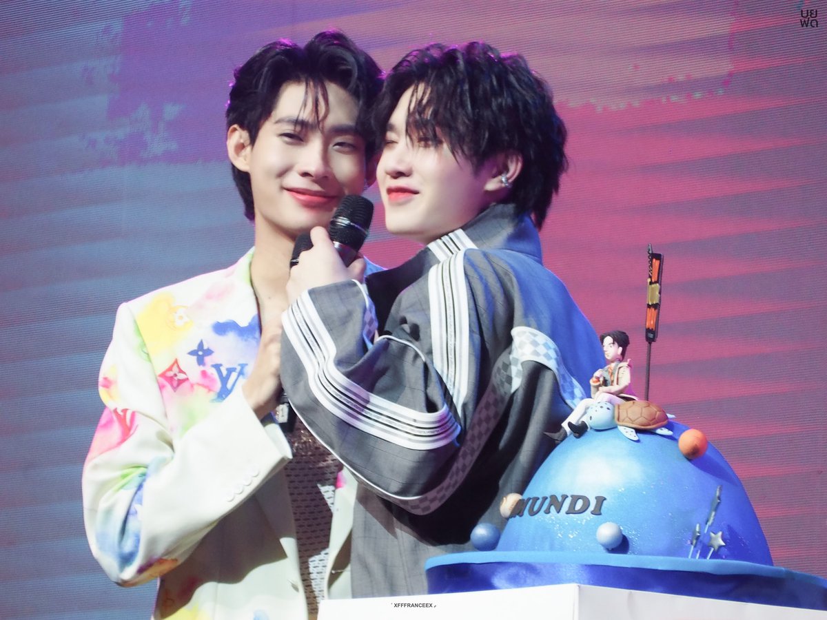 XFFFRANCEEX's tweet photo. ขอให้ในทุกปี มีฉันและเธอแบบนี้
:- 🐢👽🎂🎁💖

#TutorKrp #mynameis_yim 
#OnTutorWayConcert #tutoryim https://t.co/Dm6S0of3jG