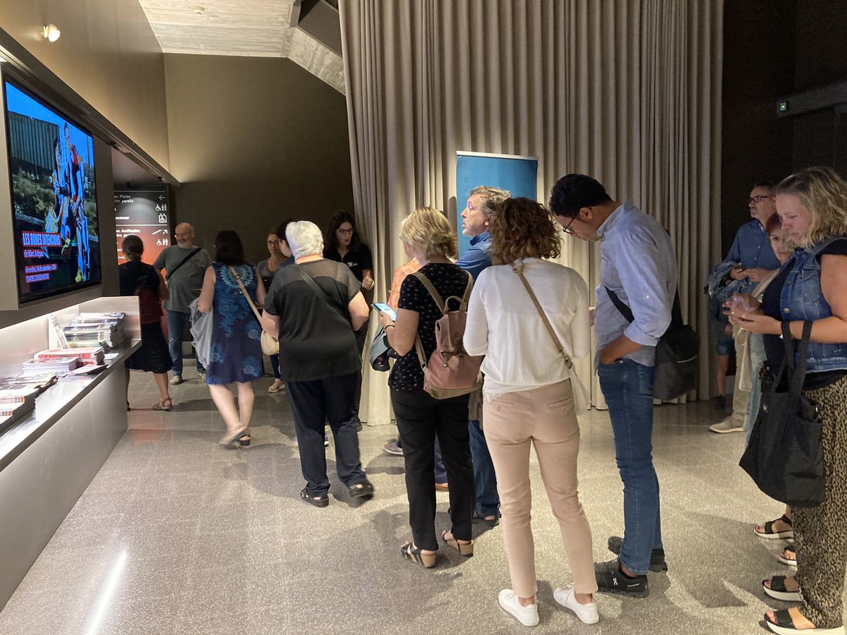 Kursaalmanresa's tweet photo. Encara sou a temps a venir al #kursaalmanresa a veure #Enecus, un espectacle musical intens i emotiu sobre la transformació d’Ignasi de Loiola, i a càrrec d’artistes locals que ahir van fer alçar el públic de les butaques. #manresa2022

👉Últimes entrades: https://t.co/XKWvqrmyRQ https://t.co/3bhatQ5ScU