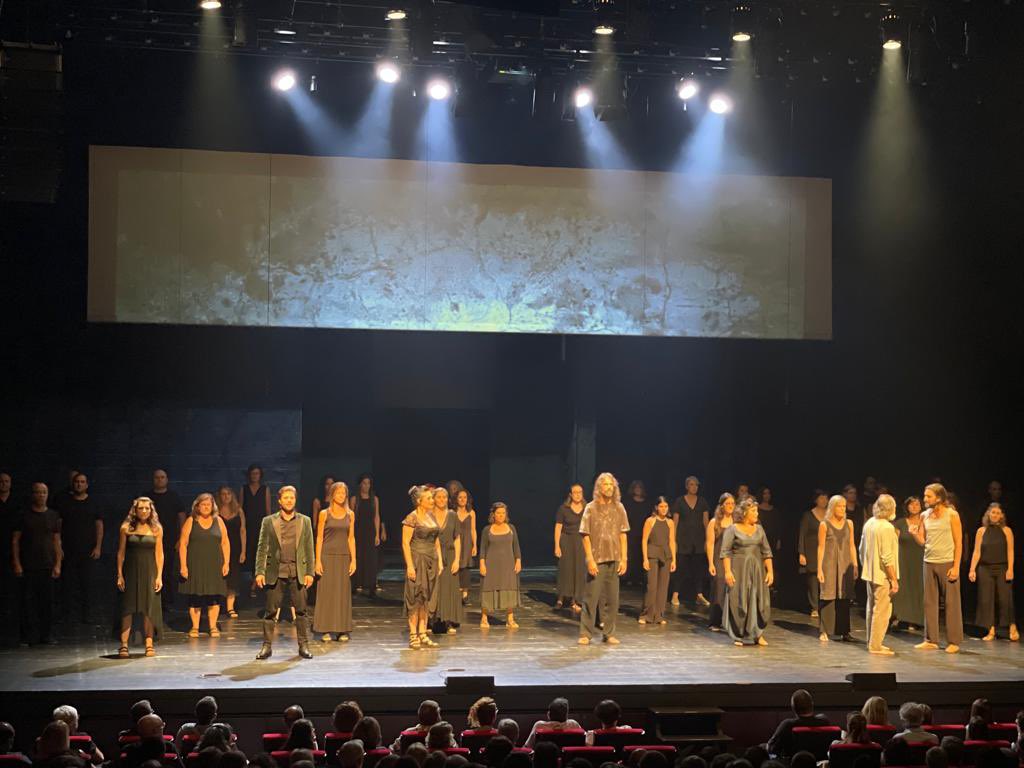 Kursaalmanresa's tweet photo. Encara sou a temps a venir al #kursaalmanresa a veure #Enecus, un espectacle musical intens i emotiu sobre la transformació d’Ignasi de Loiola, i a càrrec d’artistes locals que ahir van fer alçar el públic de les butaques. #manresa2022

👉Últimes entrades: https://t.co/XKWvqrmyRQ https://t.co/3bhatQ5ScU
