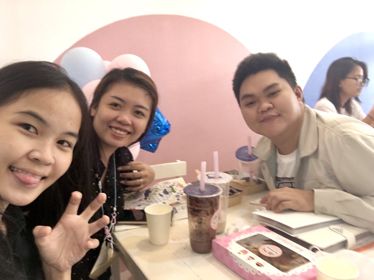 jisoohongshua's tweet photo. Had a wonderful sunday, thanks to @caratreatscafe and @CavCarats_17 ♡

Hi to our newly found carat friend @alleyesongyu (thank you sa pa-pc ahk!!!) &amp; jaz (forgot to take a photo with her nsoxjwmw)

#SectorCAV #SectorPH https://t.co/ajU9vjyztZ