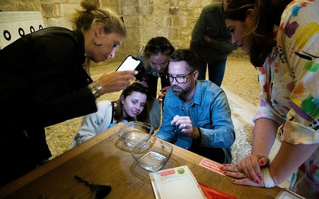 ForumoffEMoire's tweet photo. Festival de la fiction de La Rochelle : les acteurs de «Demain nous appartient» dans un escape game avec des fans 
cc @EmoireOff @GaccioCha @albrasseur @festivalfiction 
#DemainNousAppartient #DNA #FestivalDeLaFiction #LaRochelle
👉 https://t.co/PweoSAeAI4 https://t.co/HIvtc2VWcx