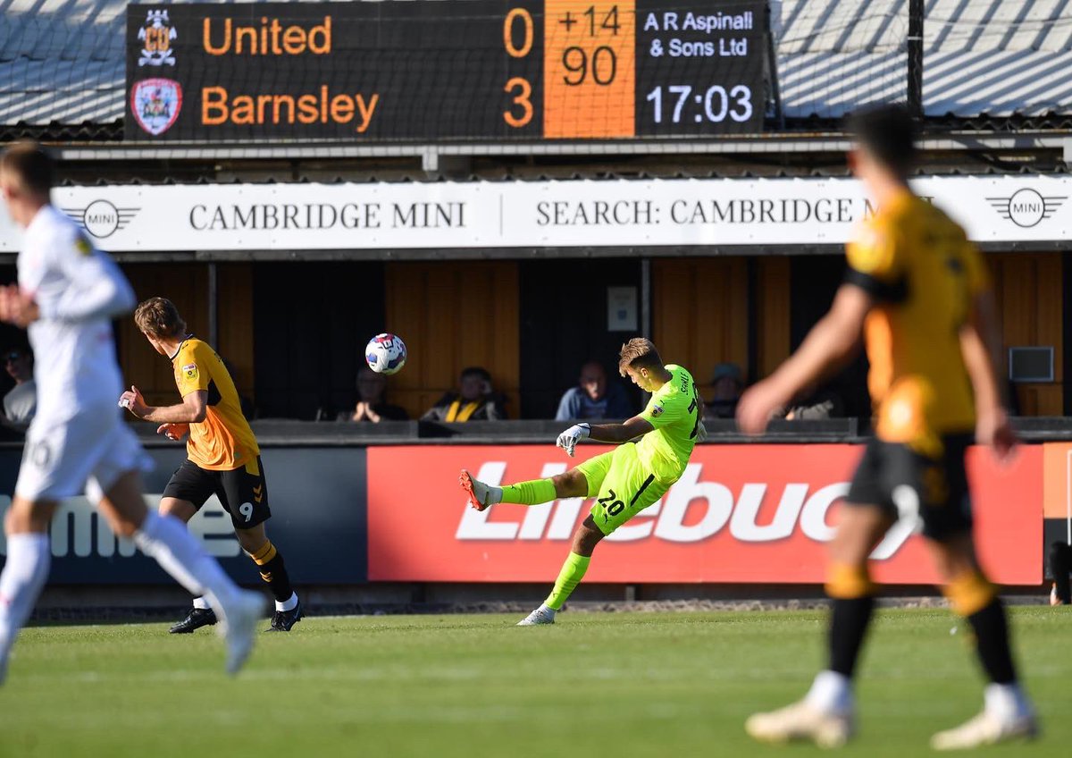 jamiesearle80's tweet image. To make my @BarnsleyFC and @EFL league debut is one of the proudest moments of my career! Marking it with 3 points and a clean sheet tops it off! Not the way I wished it come about but the boys dug in with an unbelievable team performance! 🔴