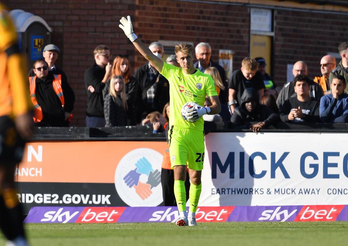 jamiesearle80's tweet image. To make my @BarnsleyFC and @EFL league debut is one of the proudest moments of my career! Marking it with 3 points and a clean sheet tops it off! Not the way I wished it come about but the boys dug in with an unbelievable team performance! 🔴