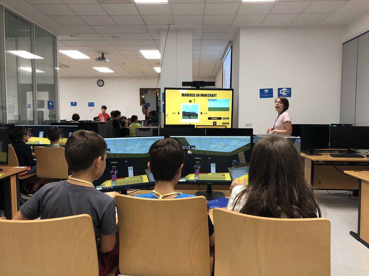 mobileweekou22's tweet photo. Os pequenos #gamemakers de #Ourense andan programando con  Minecraft Education Edition @PlayCraftLearn na #mWeekOU22 https://t.co/Em2ICsavbz