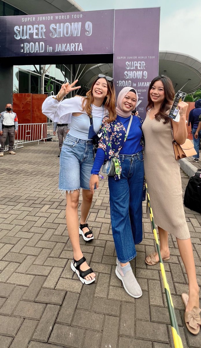 defirstta's tweet photo. Temen Fangirling, Dari Super Show 4 Singapore Sampe Super Show 9 💙💙 @dwinrlspt #SS9inJKT https://t.co/9EtXbIBgx6