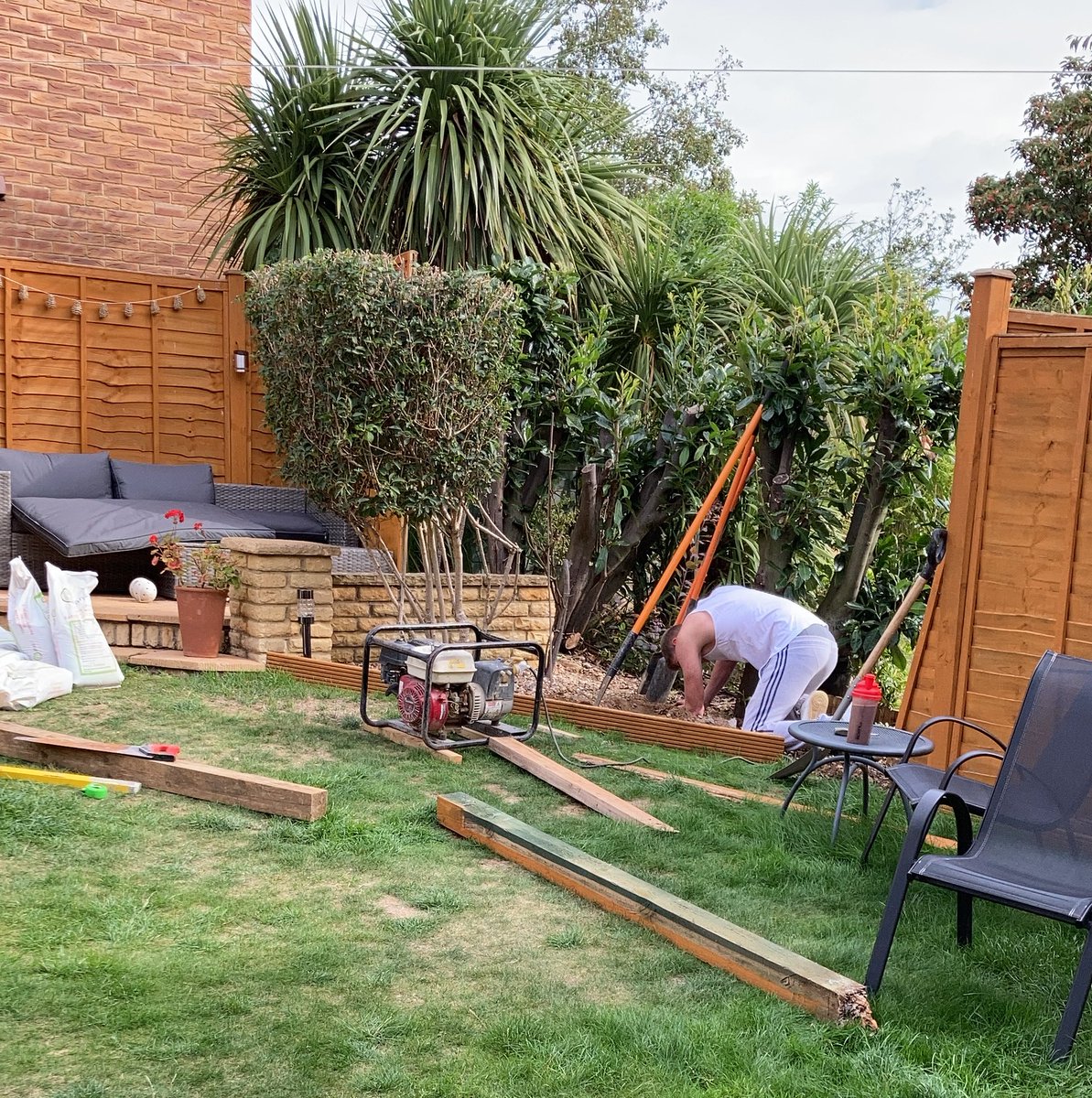 candacemccolgan's tweet photo. @HalilMrT4Real #SundayFunday #edutwitter
1. Sausage sandwiches
2. Son number 2 is here doing the fencing
3. Family coming for Sunday dinner later #Irishdinner #plentypotatoes https://t.co/RMiTTWMqid