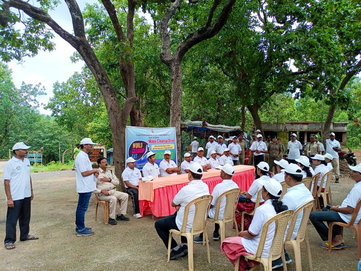 Lalit_ifs's tweet photo. On the occasion of #WorldCleanupDay2022 a cleanliness drive was organised at #Koilighugar #Ecotourism site under #BelpaharRange with participation of @mahanadicoal,Local #NGO #SHG #VSS  #Students and environment enthusiasts.
#OnlyOneEarth 
#SwachhBharat https://t.co/kuSgx9ZEq7