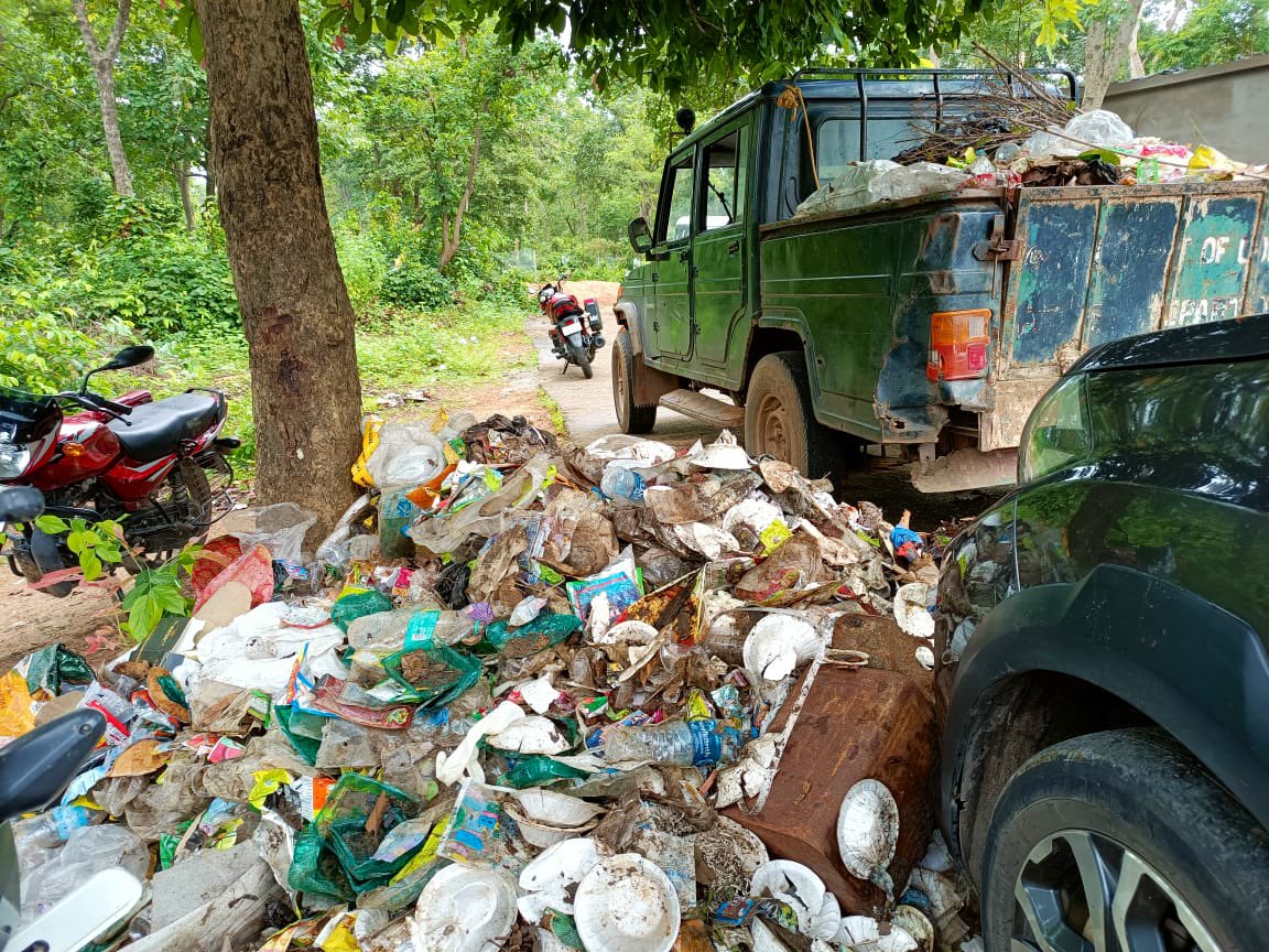 Lalit_ifs's tweet photo. On the occasion of #WorldCleanupDay2022 a cleanliness drive was organised at #Koilighugar #Ecotourism site under #BelpaharRange with participation of @mahanadicoal,Local #NGO #SHG #VSS  #Students and environment enthusiasts.
#OnlyOneEarth 
#SwachhBharat https://t.co/kuSgx9ZEq7