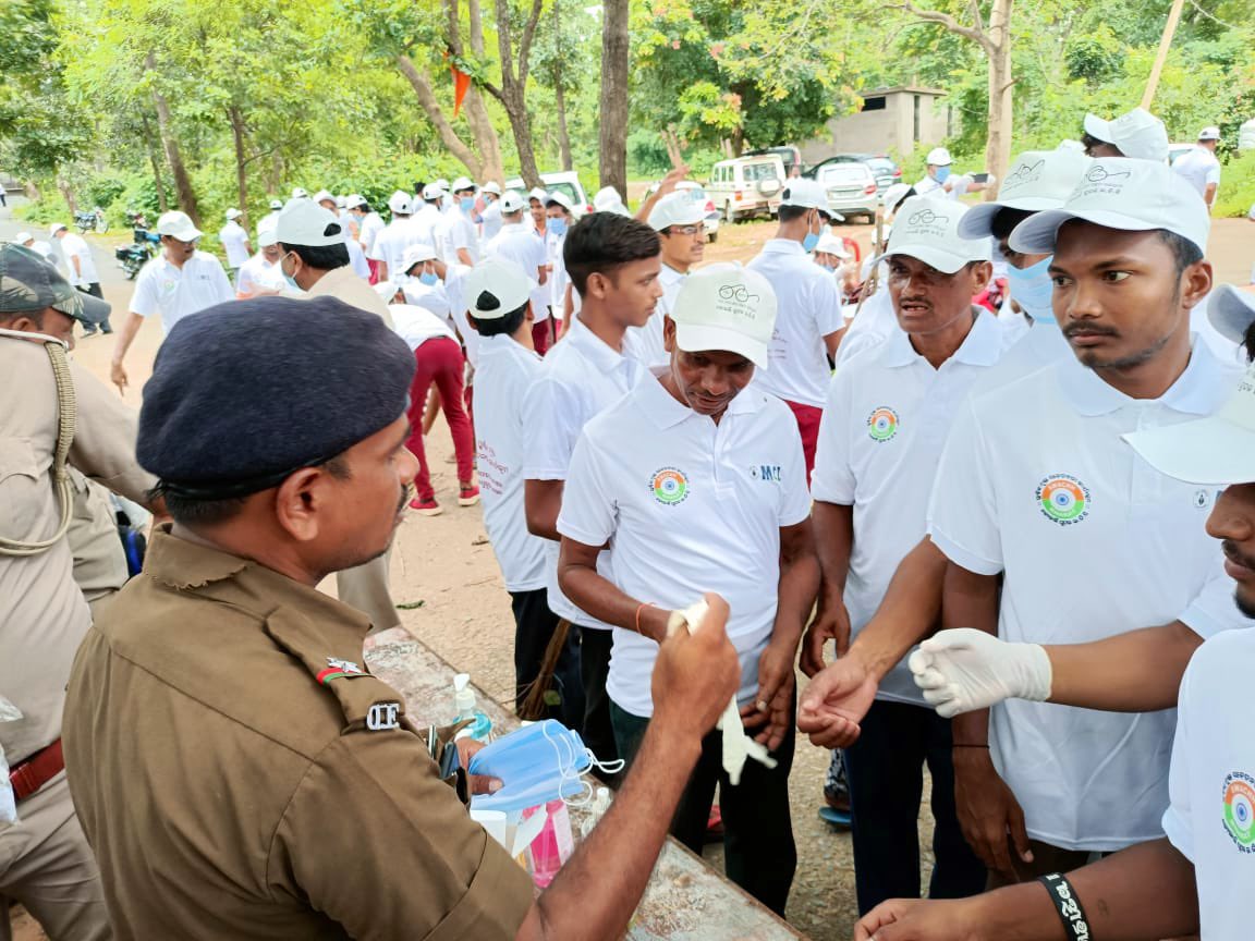 Lalit_ifs's tweet photo. On the occasion of #WorldCleanupDay2022 a cleanliness drive was organised at #Koilighugar #Ecotourism site under #BelpaharRange with participation of @mahanadicoal,Local #NGO #SHG #VSS  #Students and environment enthusiasts.
#OnlyOneEarth 
#SwachhBharat https://t.co/kuSgx9ZEq7
