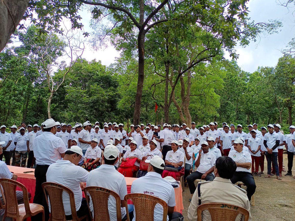Lalit_ifs's tweet photo. On the occasion of #WorldCleanupDay2022 a cleanliness drive was organised at #Koilighugar #Ecotourism site under #BelpaharRange with participation of @mahanadicoal,Local #NGO #SHG #VSS  #Students and environment enthusiasts.
#OnlyOneEarth 
#SwachhBharat https://t.co/kuSgx9ZEq7
